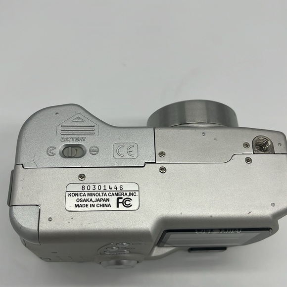 Minolta Dimage S414 Appareil photo numérique 4 MP avec zoom optique 4x - Picture 3 of 4